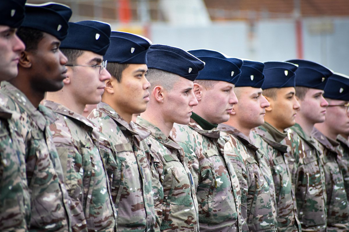 5eDragons's tweet image. Le #5eRD arbore désormais le treillis BME (bariolage multi-environnement), symbole d’innovation et d’adaptabilité. Première unité de la @7e_brig_blindee à en être équipée, le régiment illustre une nouvelle fois l’excellence interarmes de l’#ArméeDeTerre ! 🇫🇷

#MatosTerre #BME