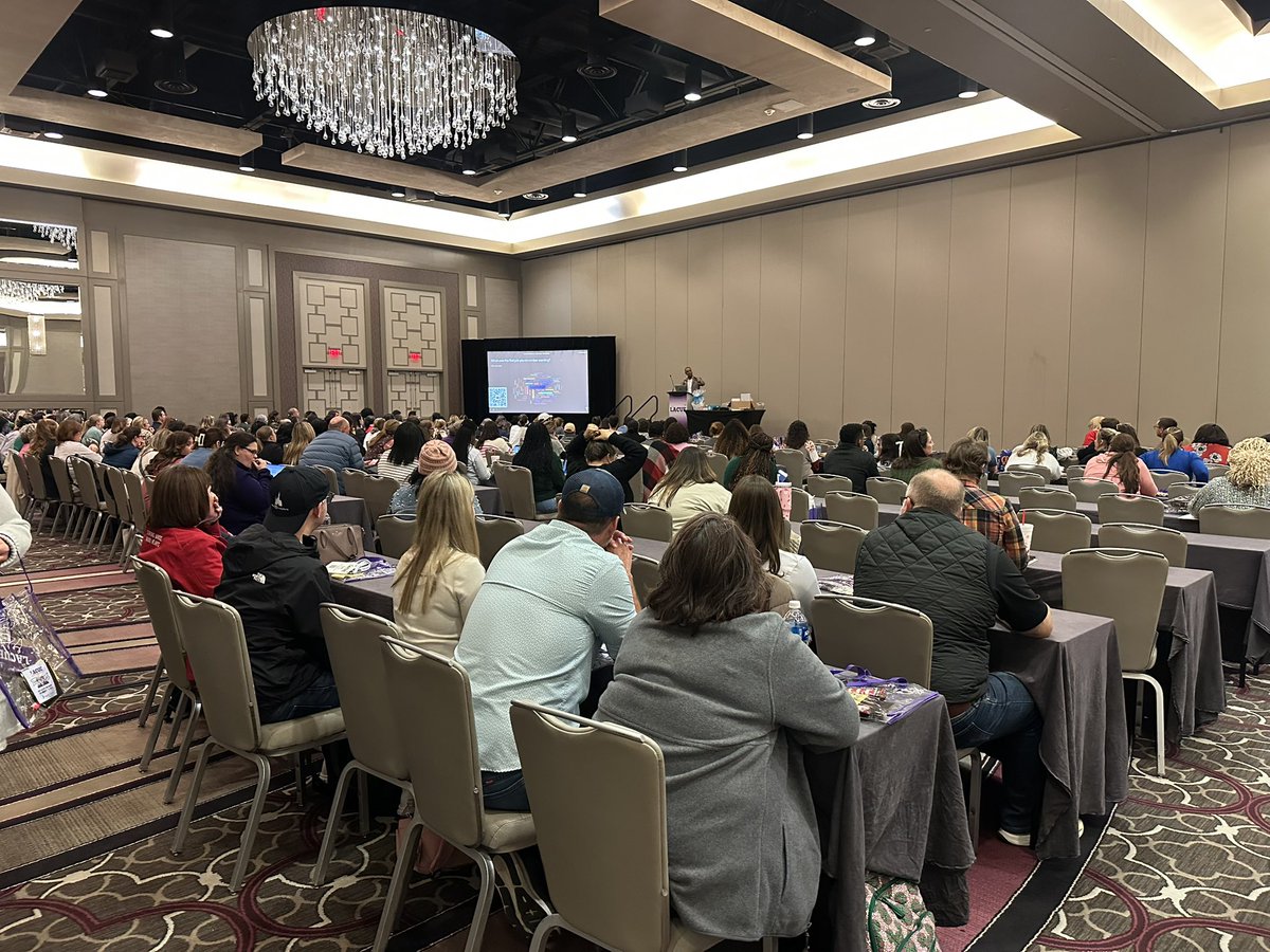BonnieChelette's tweet photo. Look at the future Dr. @MrSteinOnline and his 🔥 @lacueorg closing session on divergent thinking. Packed house. #theMarcuseffect https://t.co/1xFRWhgy21
