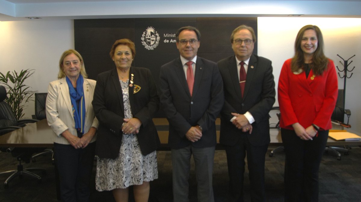 MAmbienteuy's tweet image. ✍🏽 Firmamos convenio de colaboración en educación ambiental con @Rotarymvd y la Asociación de Clubes de Leones.

🙌🏽 Se estableció una asociación de cooperación institucional en el marco de la promoción de la #educaciónambiental y el #desarrollosostenible