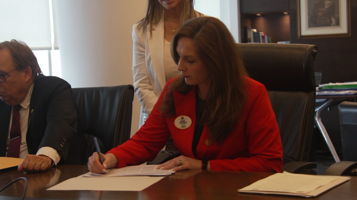MAmbienteuy's tweet image. ✍🏽 Firmamos convenio de colaboración en educación ambiental con @Rotarymvd y la Asociación de Clubes de Leones.

🙌🏽 Se estableció una asociación de cooperación institucional en el marco de la promoción de la #educaciónambiental y el #desarrollosostenible