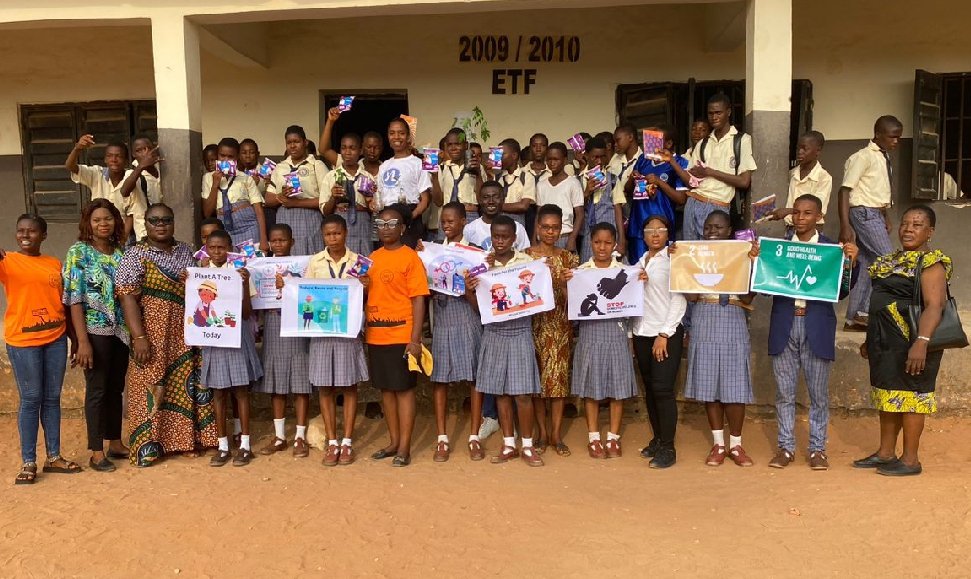 GreenglowRec's tweet photo. We partnered with @YALINetwork, Delta &amp; NASO to educate students at Westend Secondary School on #SDGs, #climate change, #GBV &amp; more. 

Plus, practicals on tree planting, gardening, recycling &amp; distribution of sanitary pads &amp; exercise books! 
#EmpowerYouth 
#GirlChildEducation https://t.co/S7rWJ92Ava