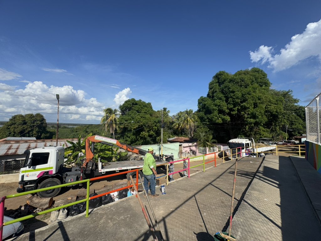Alexandercbo_'s tweet photo. La gestión transformadora de nuestro @comandosergioh recuperando integralmente los espacios de la cancha de usos múltiples del sector Rómulo Gallegos. La política inclusiva de nuestro presidente @NicolasMaduro llega directamente a nuestro pueblo.

#pueblo #deporte #buenvivir https://t.co/6valLpcS7r