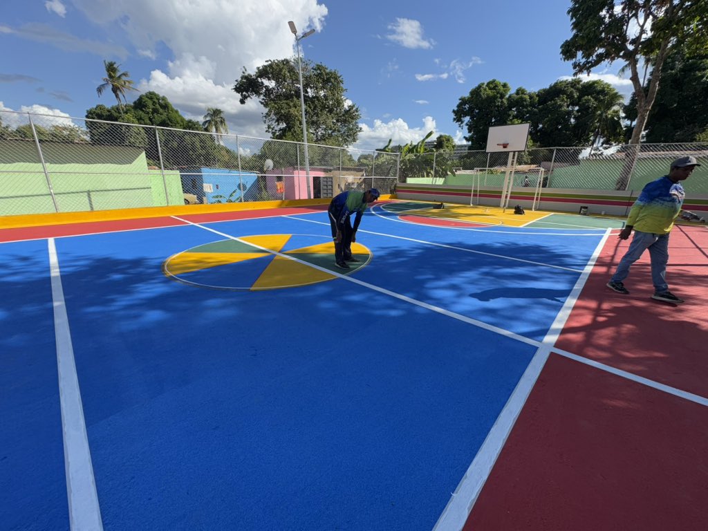 Alexandercbo_'s tweet photo. La gestión transformadora de nuestro @comandosergioh recuperando integralmente los espacios de la cancha de usos múltiples del sector Rómulo Gallegos. La política inclusiva de nuestro presidente @NicolasMaduro llega directamente a nuestro pueblo.

#pueblo #deporte #buenvivir https://t.co/6valLpcS7r