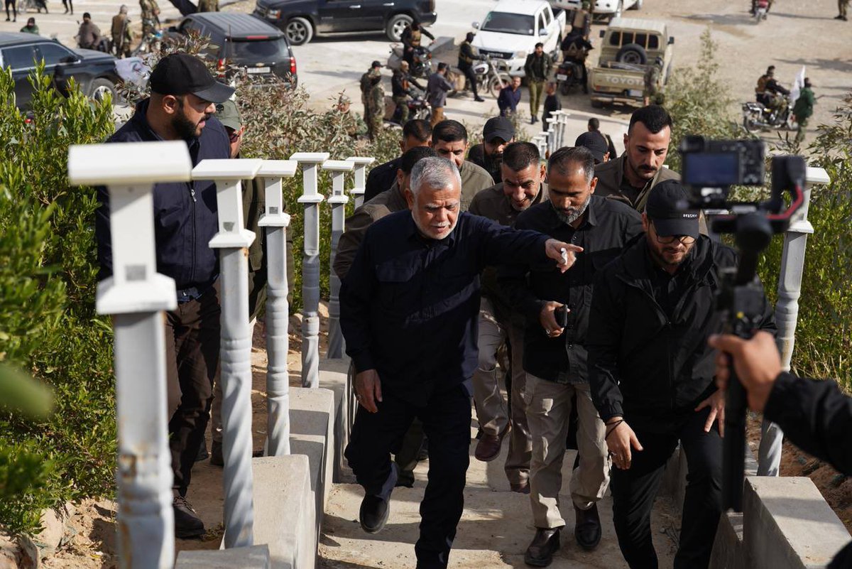 asssp89's tweet photo. عندما كان العامري يختتمُ ليله على الساتر ويفتتحُ العمليات بصلاة الفجر ...شيخ المجاهدين يستذكر رفاق دربه بزيارة موقع معراج في جبال طوز خورماتو الذي كان مقر عمليات قادة إبان عمليات فك الحصار عن آمرلي الصمود. https://t.co/NFIZfjg1NX