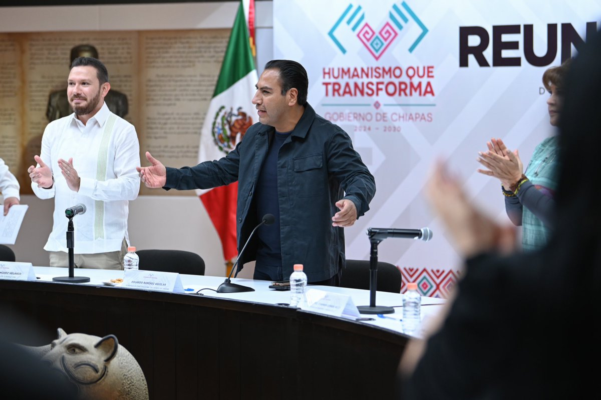ramirezlalo_'s tweet photo. Sostuve una reunión con servidoras y servidores del pueblo, con el objetivo de abordar los desafíos que enfrentamos en Chiapas. Estamos comprometidos con la eficiencia y la transparencia en el gasto público, y vamos a realizar ajustes en todas las áreas para atender de manera prioritaria las causas que más lastiman al pueblo.

La seguridad es un tema fundamental, y hoy lo abordamos con mano firme. Estoy empeñado en pacificar nuestro estado y garantizar que todas y todos los chiapanecos puedan vivir en paz y con tranquilidad.

Para lograr esto, trabajaremos de manera eficiente para resolver de raíz los problemas sociales que afectan a Chiapas. Mantendré un diálogo cercano con las instituciones que integran la Administración Pública para garantizar que cada uno de los programas que aplicaremos en beneficio de la ciudadanía se ejecuten correctamente.

El trabajo será contundente, cerraremos filas para entregar resultados a la gente, y lo haremos con mucho esfuerzo y con sentido humanista.