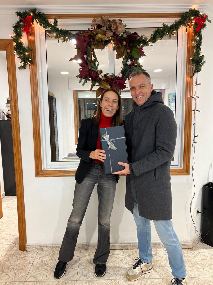 🎄✨ ¡Gracias, @Academiafonseca ! ✨🎁

Un año más, tengo la suerte de recibir este maravilloso detalle de parte de Ana. 🎅❤️ Demuestra la confianza y la cercanía que hemos cultivado con el tiempo.

🌟 ¡Felices fiestas! Espero que este nuevo año venga cargado de éxitos!