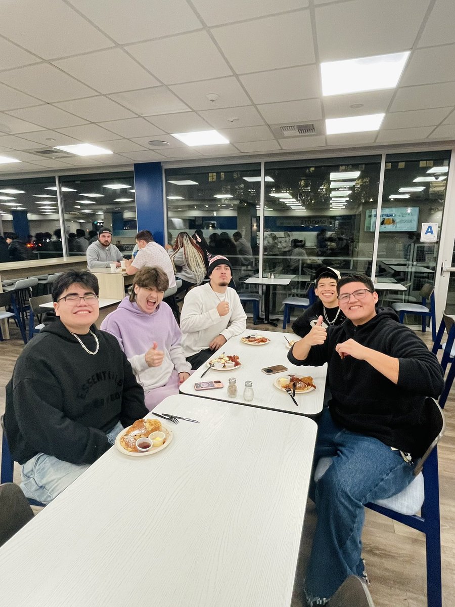 vpsadiaz's tweet image. It’s finals week, and our students need our support (and pancakes)! 🥞💙 Huge thanks to the SA senior leadership team for serving pancakes at Campus Way Café and to our amazing dining staff.

You got this, Cougars! 🐾 We’re proud of you and cheering you on to the finish line!