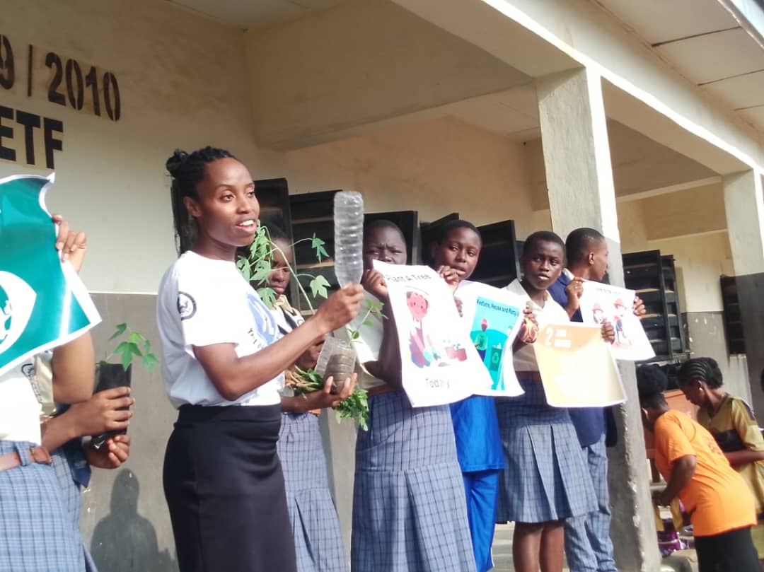 GreenglowRec's tweet photo. We partnered with @YALINetwork, Delta &amp; NASO to educate students at Westend Secondary School on #SDGs, #climate change, #GBV &amp; more. 

Plus, practicals on tree planting, gardening, recycling &amp; distribution of sanitary pads &amp; exercise books! 
#EmpowerYouth 
#GirlChildEducation https://t.co/S7rWJ92Ava