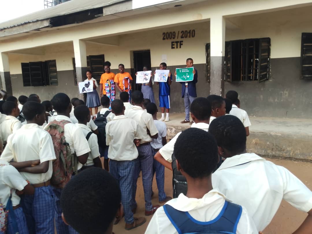 GreenglowRec's tweet photo. We partnered with @YALINetwork, Delta &amp; NASO to educate students at Westend Secondary School on #SDGs, #climate change, #GBV &amp; more. 

Plus, practicals on tree planting, gardening, recycling &amp; distribution of sanitary pads &amp; exercise books! 
#EmpowerYouth 
#GirlChildEducation https://t.co/S7rWJ92Ava