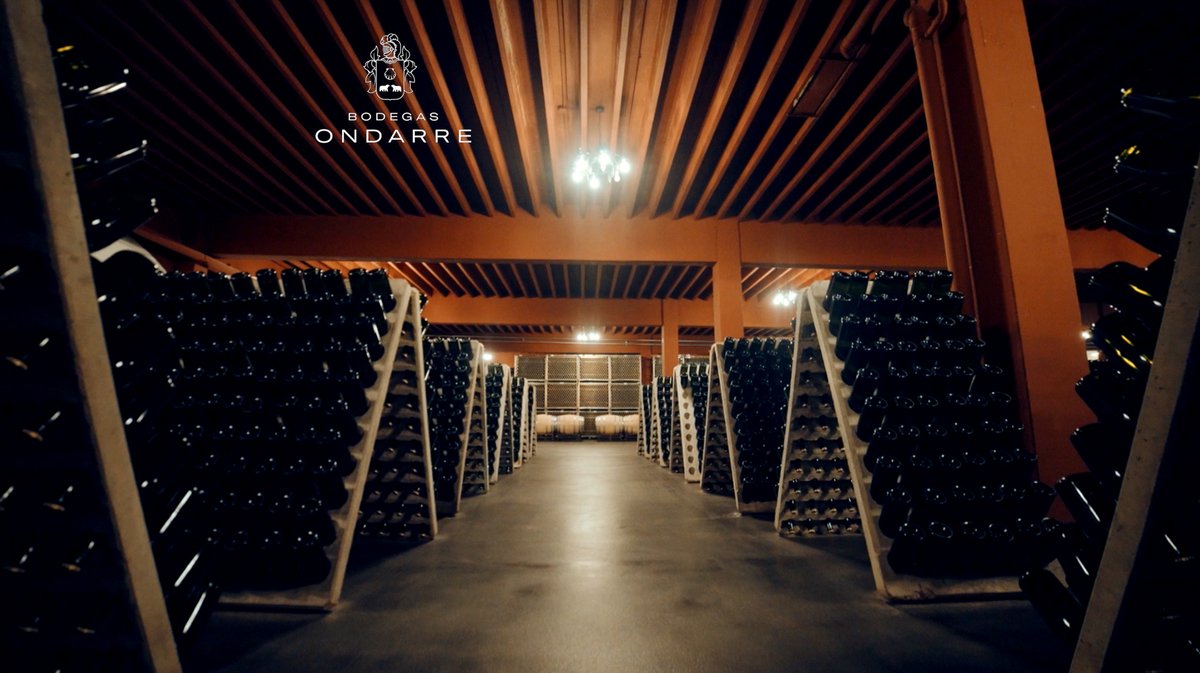 BodegasOlarra's tweet photo. 𝐂𝐀𝐕𝐀𝐒 𝐃𝐄 𝐈𝐍𝐓𝐄𝐍𝐒𝐎 𝐏𝐀𝐋𝐀𝐃𝐀𝐑 Y 𝐅𝐑𝐄𝐒𝐂𝐔𝐑𝐀 𝐍𝐀𝐓𝐔𝐑𝐀𝐋
Elaboramos cavas, partiendo de la variedad viura, que  sin perder toda la frescura procedente del  viñedo, alcanzan una gran intensidad. Idóneos, cómo no, para celebrar. 🍾 https://t.co/hGyuDRdzgb
