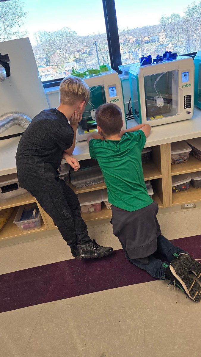 SeidlSTEAMspace's tweet image. Fifth grade food trucks are turning out spectacular! Lots of great discussions surrounding how to use 3D printers, and even better student led questions and discussions about what they don&apos;t know and wonder!