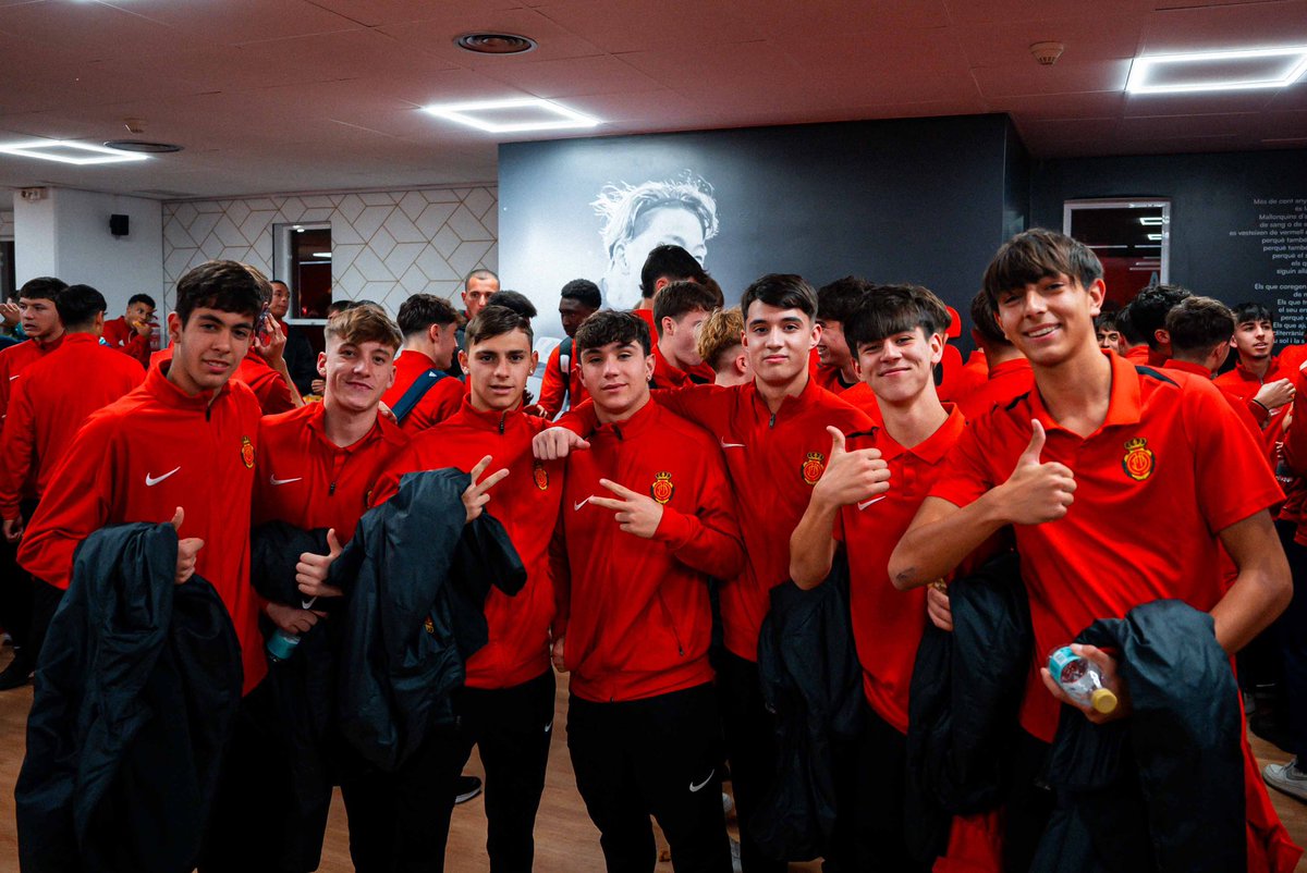 RCD_Mallorca's tweet photo. Som una família!

❤️ @RCDMallorcaBase 🖤 https://t.co/gHHJ6pmLXl