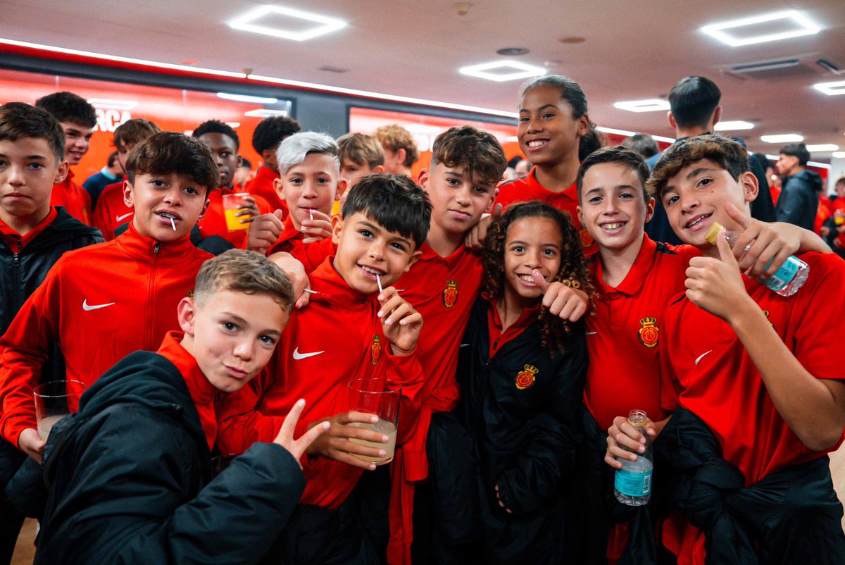 RCD_Mallorca's tweet photo. Som una família!

❤️ @RCDMallorcaBase 🖤 https://t.co/gHHJ6pmLXl