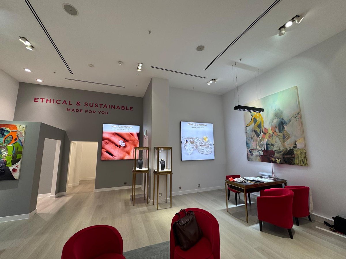grcretailsol's tweet photo. Another Redz Diamonds completed this time in Westfield Shepherds Bush in time for Christmas trading, best wishes to the team. https://t.co/YUNAgJRoqY