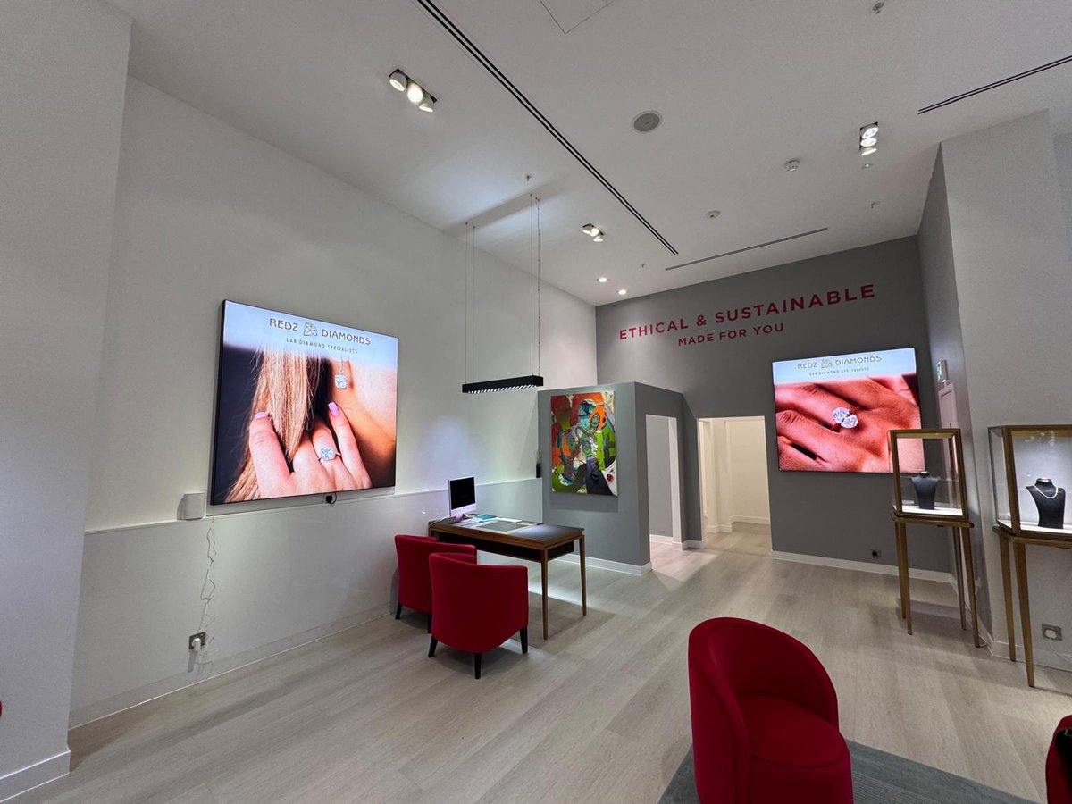 grcretailsol's tweet photo. Another Redz Diamonds completed this time in Westfield Shepherds Bush in time for Christmas trading, best wishes to the team. https://t.co/YUNAgJRoqY