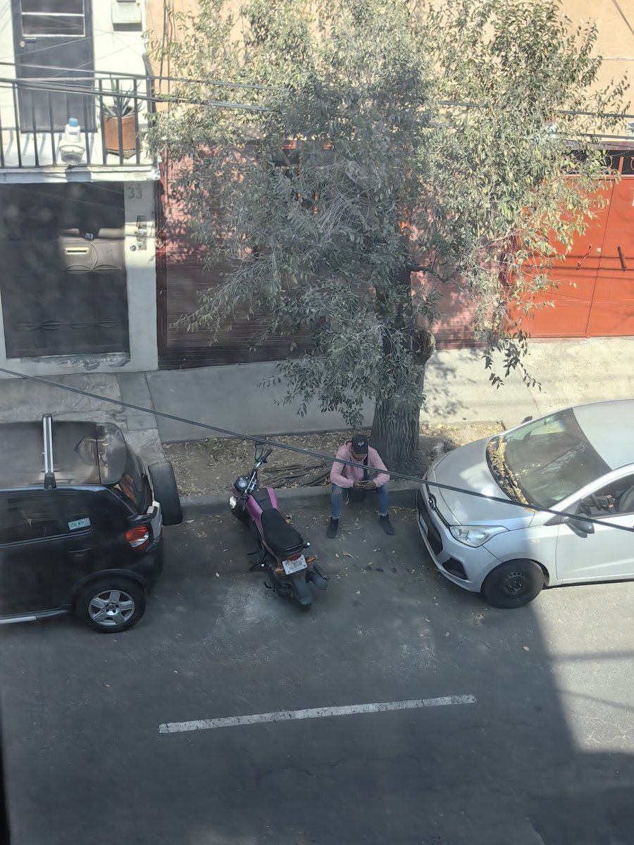 Melcblancoamlo's tweet photo. @SSC_CDMX persona sospechosa, en la calle emperadores numero 33, colonia portales. Tiene más de tres horas sentado en ese lugar, solo observa a la gente q sale y entra de los edificios. https://t.co/7pXZ3XN4Ob