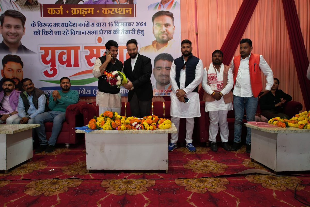 आज युवा कांग्रेस के संवाद में सम्मिलित होने पर युवा साथियों से मुलाकात कर <a href="/IYCMadhya/">MP Youth Congress</a> <a href="/IYCLegalCell/">IYC Legal Cell</a> <a href="/IYC/">Indian Youth Congress</a> को बुलंदियों पर लेजाने की चर्चा हुई। <a href="/mitendradsingh/">Mitendra Darshan Yadav</a> की अध्यक्षता में 16/12/24 को विधानसभा घेराव की तैयारी की गई <a href="/varuntankha/">Varun Tankha</a>।<a href="/Chamanrai7/">Chaman Rai Youth Congress Jila President Jabalpur</a>  के द्वारा कार्यक्रम को संचालित किया।