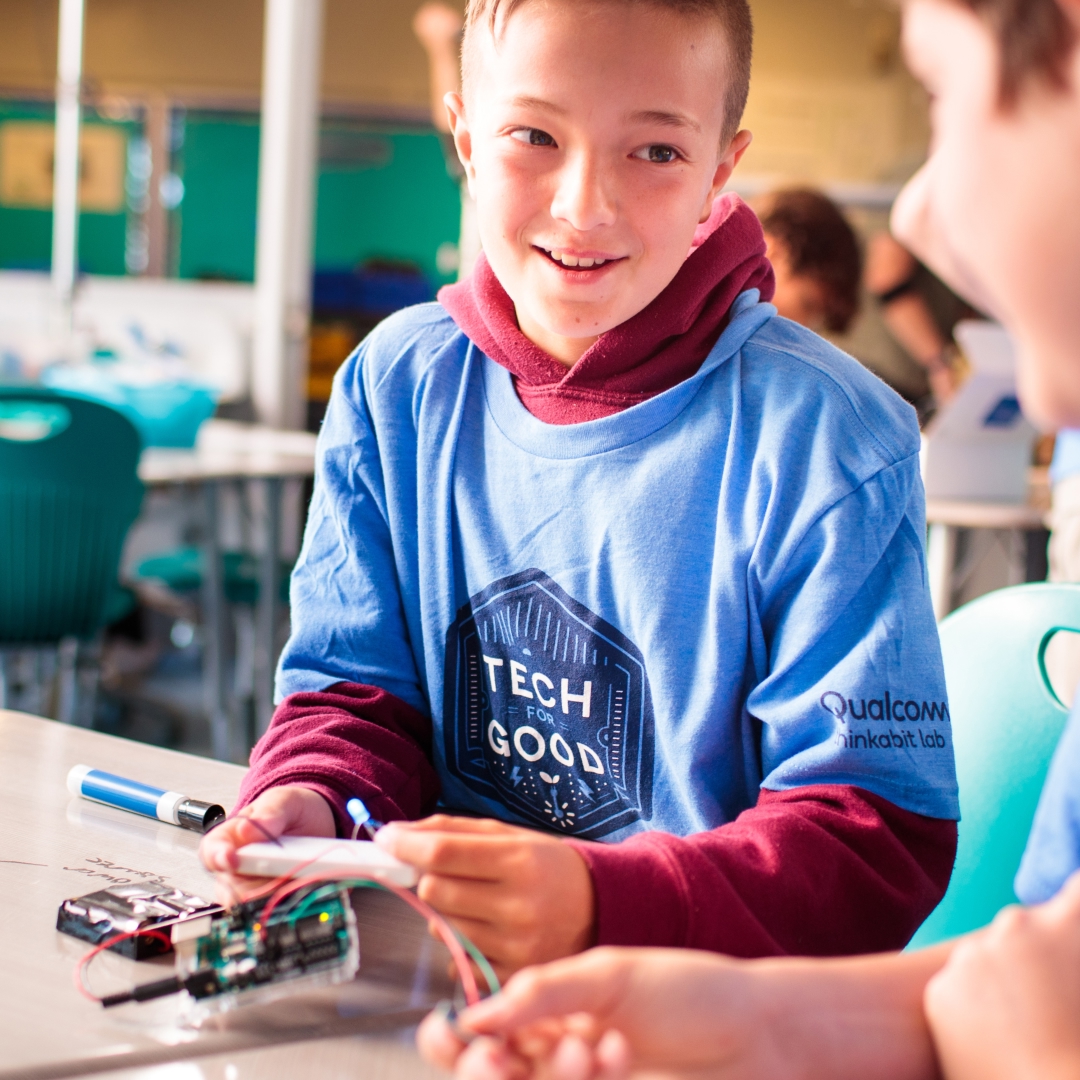 Qualcomm's tweet image. #CSEdWeek may be wrapping up, but the Qualcomm Thinkabit Lab continues to inspire the next generation of inventors year-round. Learn more: bit.ly/3SflSZK