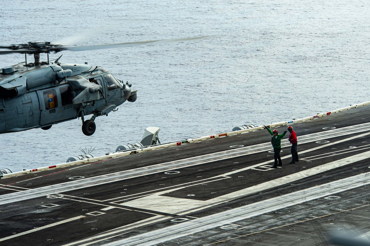 Sailors aboard the Nimitz-class aircraft carrier USS Carl Vinson (CVN 70) conduct flight operations while underway in the Philippine Sea, Dec. 12.

📸 by MCSA Pablo Chavez

#USNavy | #ForgedByTheSea