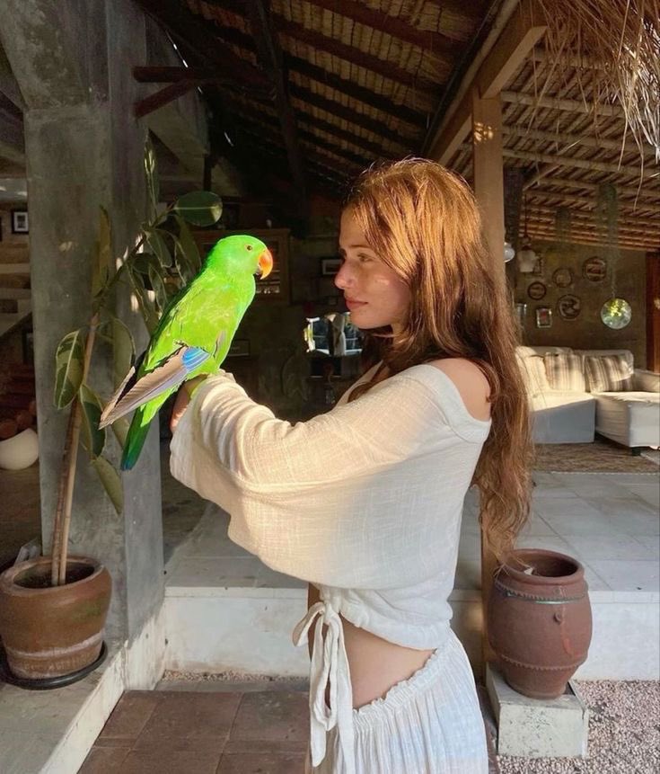 scuIbert's tweet photo. minha linda com um passaro aqui 🦜 https://t.co/1dUGHAF7de