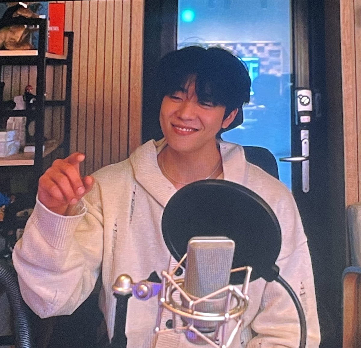 chaeck_93's tweet photo. 녹음실 종협이 풀어주세요 (되게 가수미 있으시다~) https://t.co/HoUleEBzD2