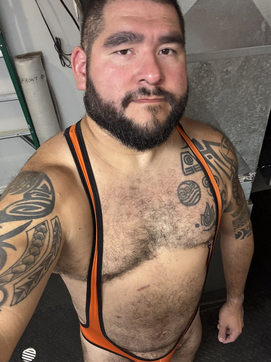 agbear02's tweet photo. Thirsty Thursday.  Singlets are fun https://t.co/urXsrKS8Ne