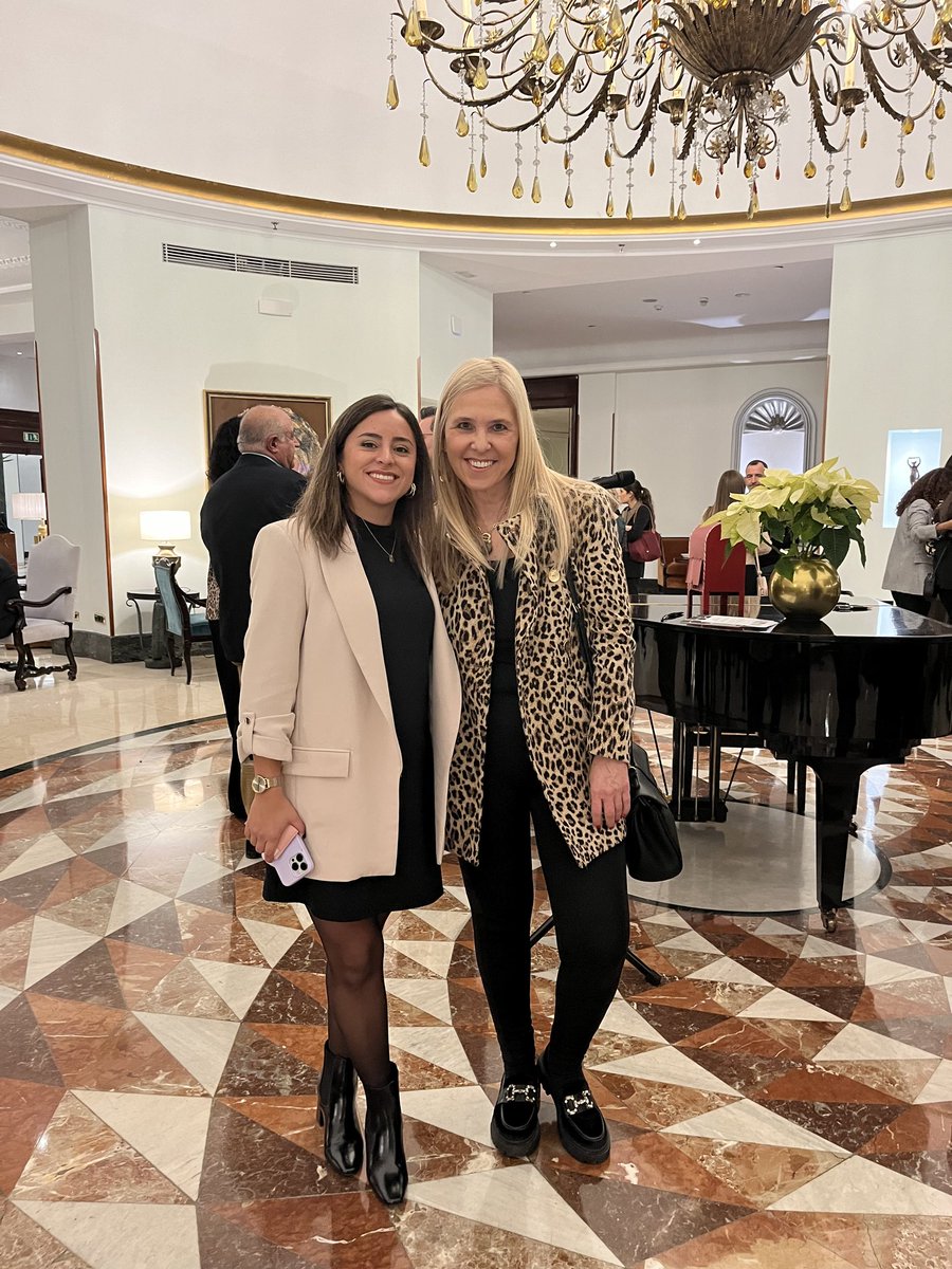 SlunaOK's tweet photo. Despidiendo el año con amigos queridos en el gran @InterConMadrid ! #coctelnavidad #turismo #luxurytravel #glaminess #hospitality #turismomadrid https://t.co/qyrAK0yBkJ