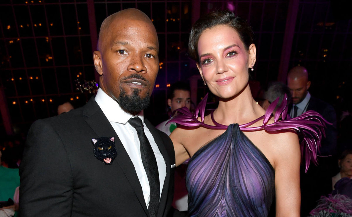 aleagueofcomedy's tweet photo. Jamie Foxx’s dating timeline is like the MCU of romances! From Hollywood’s Katie Holmes to fitness model Alyce Huckstepp, he’s basically a romantic superhero. Forget Spider-Man, we have Date-Man! 🕸️❤️ #JamieFoxx #DateMan #HollywoodRomance https://t.co/EucREdyh5M