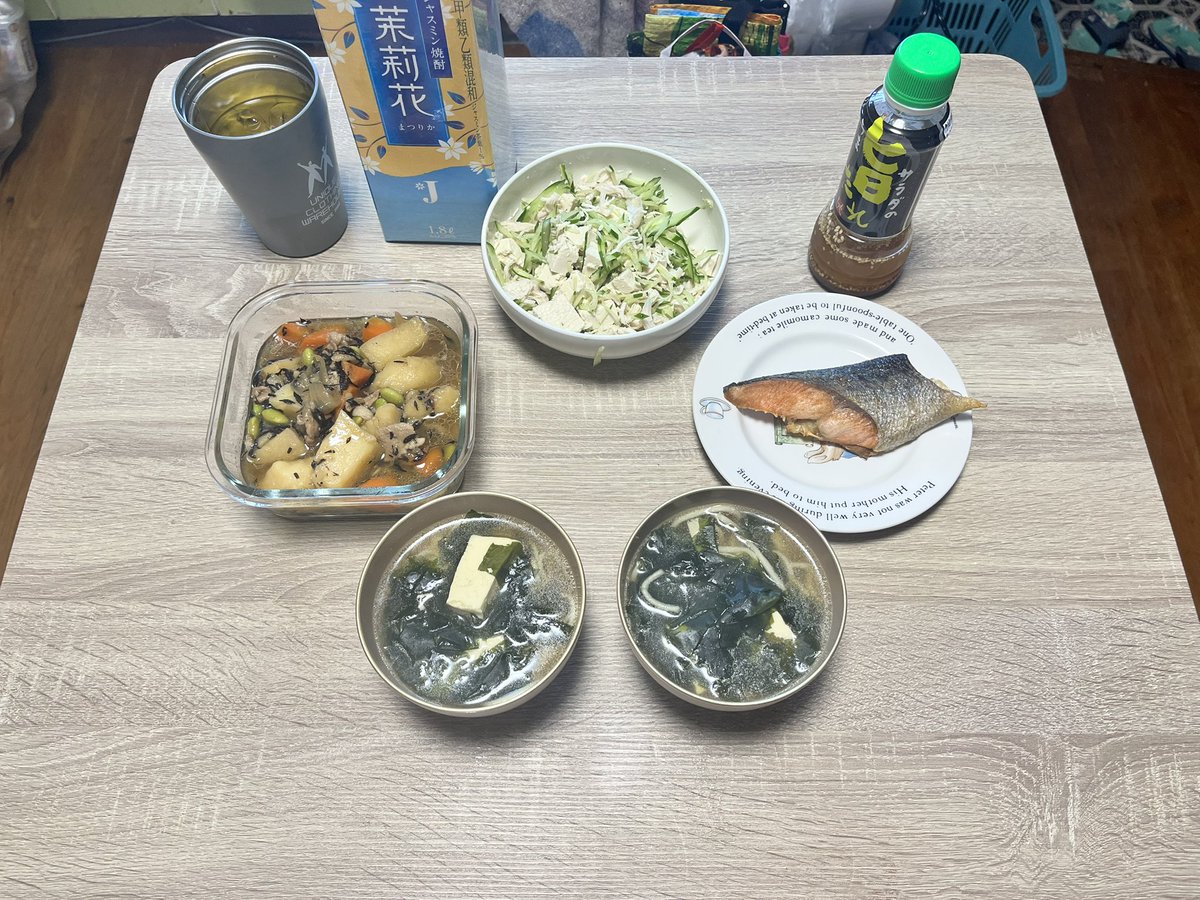 kinashow1's tweet photo. 今日の朝ごはんという名の
酒のあて

・肉じゃが的なやつ

・きゅうり、ササミ、島豆腐のサラダ

・焼きシャケ

・沖縄そば

お酒
茉莉花のさんぴん茶割り https://t.co/lZacAOKJpu