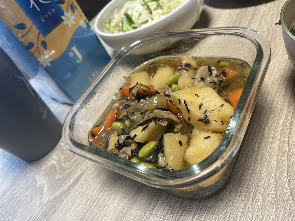 kinashow1's tweet photo. 今日の朝ごはんという名の
酒のあて

・肉じゃが的なやつ

・きゅうり、ササミ、島豆腐のサラダ

・焼きシャケ

・沖縄そば

お酒
茉莉花のさんぴん茶割り https://t.co/lZacAOKJpu