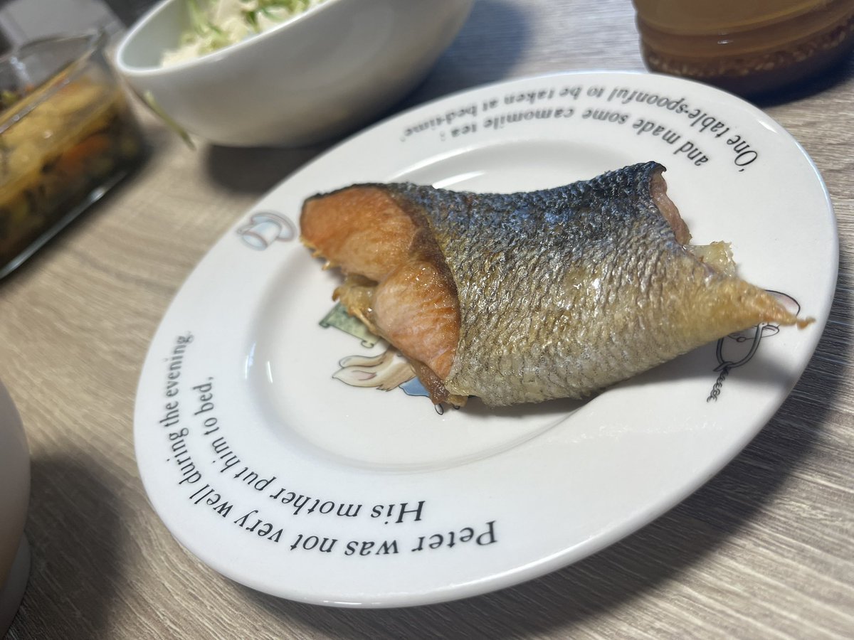 kinashow1's tweet photo. 今日の朝ごはんという名の
酒のあて

・肉じゃが的なやつ

・きゅうり、ササミ、島豆腐のサラダ

・焼きシャケ

・沖縄そば

お酒
茉莉花のさんぴん茶割り https://t.co/lZacAOKJpu