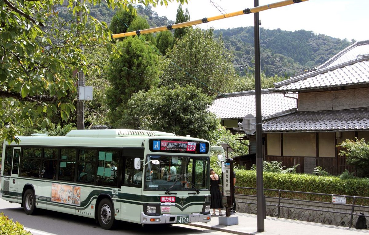 土日祝日に観光特急バス運行中！／ 京都観光するならEX100号系統