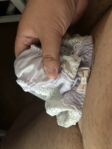 最近パンティオナニーが全くできていない。小さなペニスを優しく包み込んでくれる柔らかい生地。本来女性の股間を包み込むデリケートな生地が変態でいやらしい男のペニスを包み込む背徳感と快感…味わいたい…