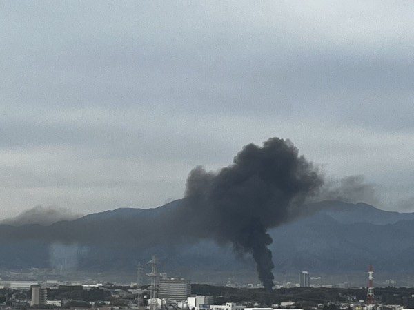 Gt8VUlzRG7buafO's tweet photo. 【火事情報】神奈川県藤沢市用田 スクラップリサイクル会社付近から黒煙あがる火災12月13日 #神奈川 #藤沢 #火災 #師走 #年末 : 事件事故・災害速報ニュース https://t.co/mR1ZIJ9lWg #NHK #藤沢市 火事消防車サイレン場所火元海老名茅ヶ崎 https://t.co/7sn46XFf8z