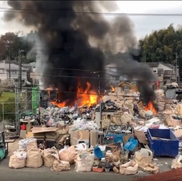 Gt8VUlzRG7buafO's tweet photo. 【火事情報】神奈川県藤沢市用田 スクラップリサイクル会社付近から黒煙あがる火災12月13日 #神奈川 #藤沢 #火災 #師走 #年末 : 事件事故・災害速報ニュース https://t.co/mR1ZIJ9lWg #NHK #藤沢市 火事消防車サイレン場所火元海老名茅ヶ崎 https://t.co/7sn46XFf8z