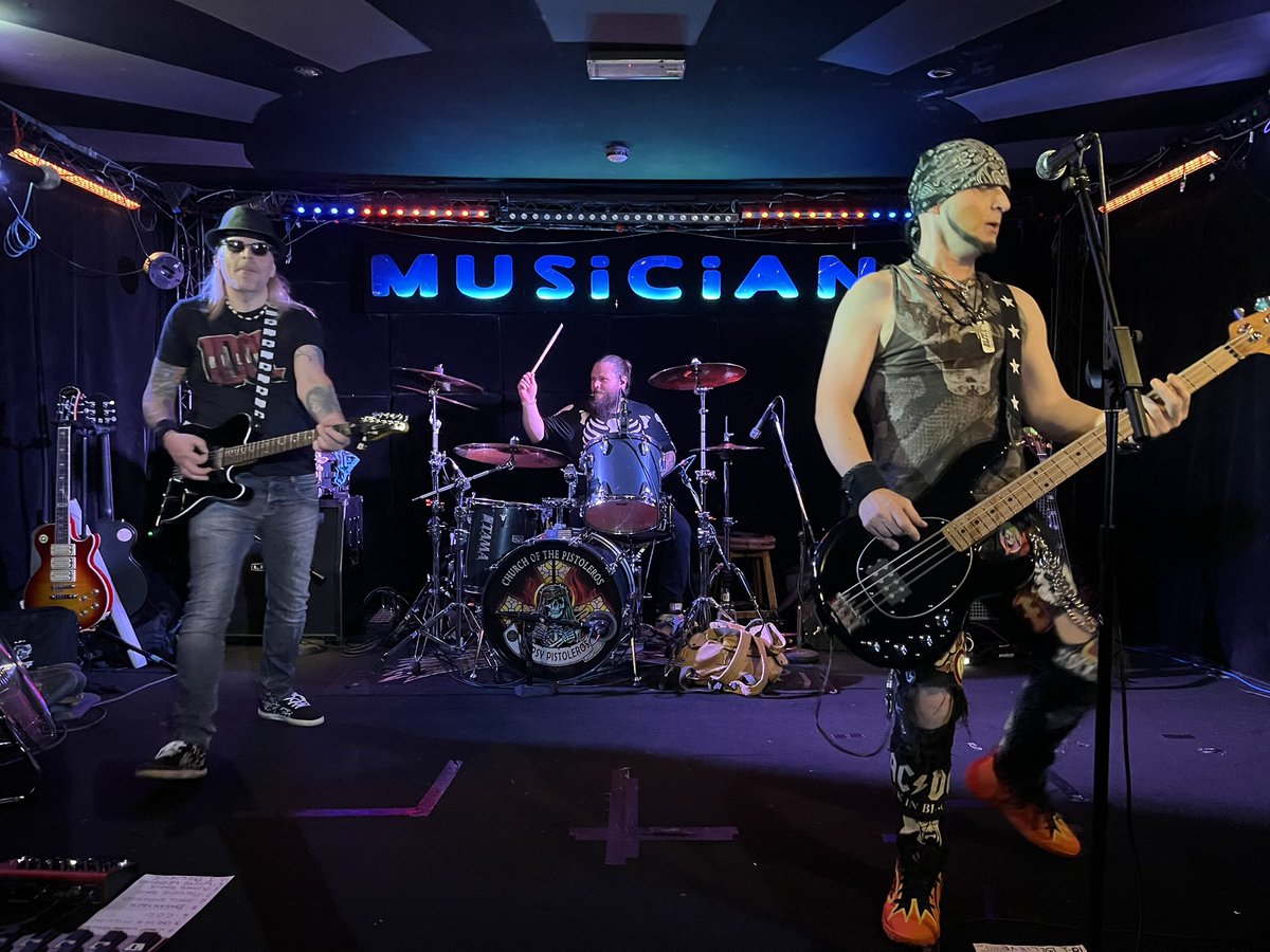 Had a great time tonight in Leicester <a href="/gypsypistoleros/">Gypsy Pistoleros</a> <a href="/BlitZRockbanduk/">BlitZ</a>
