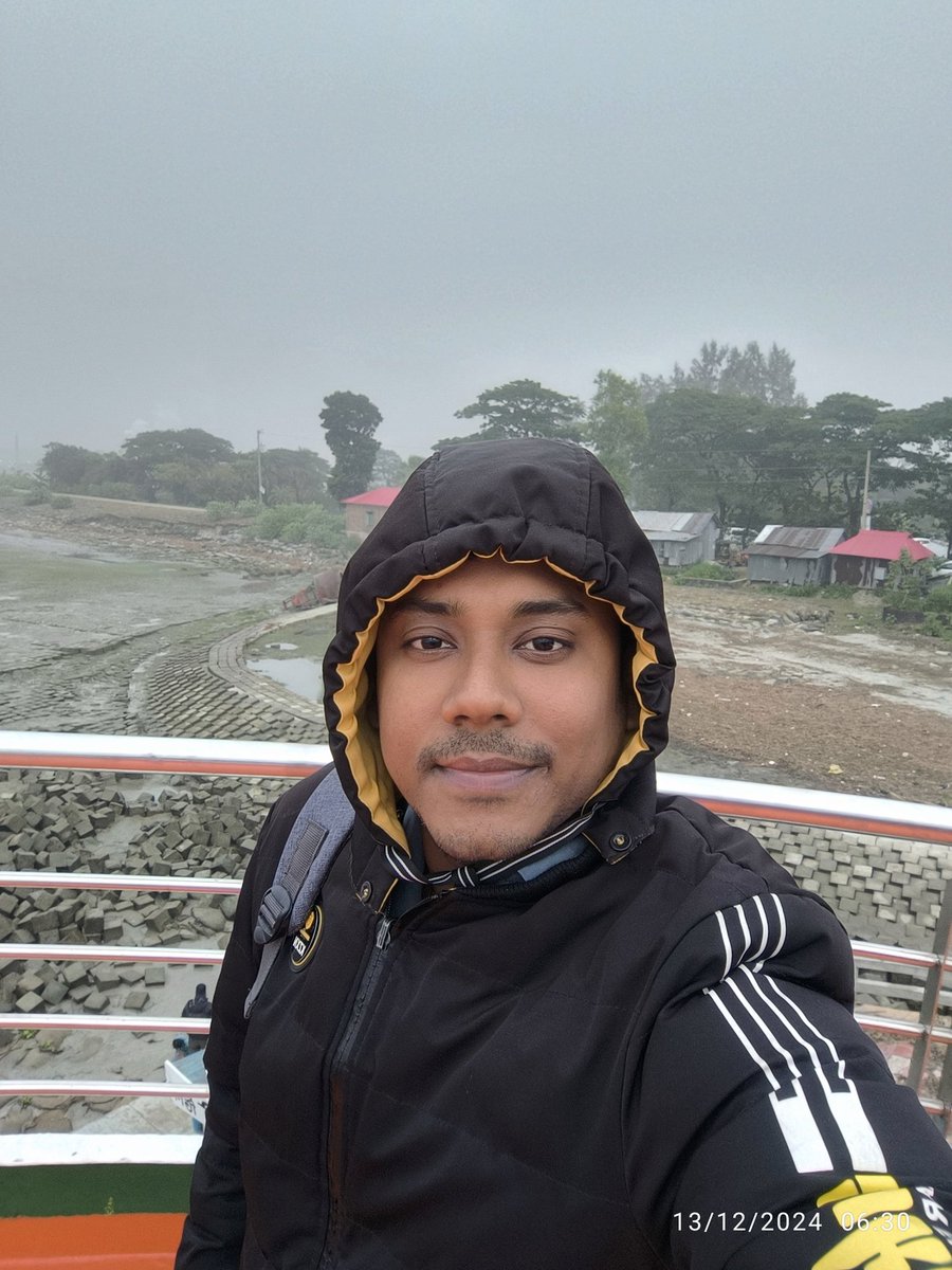ভয়ংকর শীতে বেতুয়া লঞ্চ টার্মিনাল। 
উদ্দেশ্য -ঢাল চর, তারুয়া সমুদ্র সৈকত।