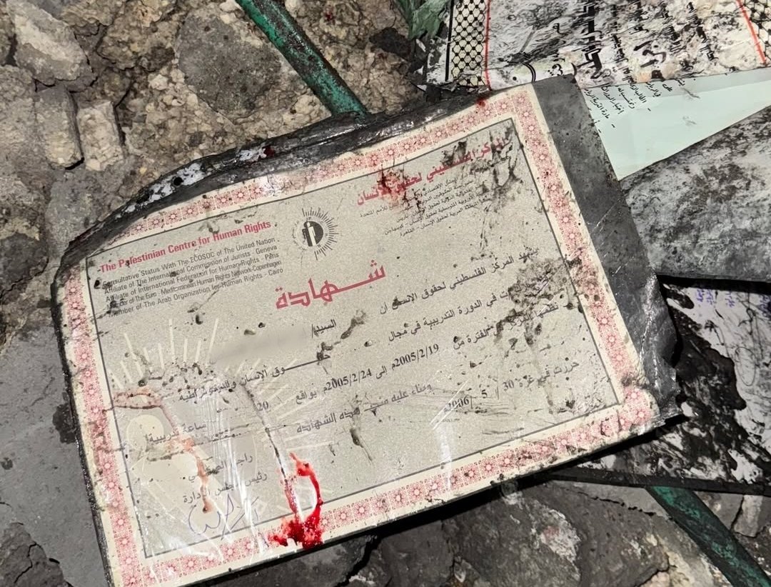 شهادة "لحقوق الإنسان" تم إخراجها من تحت الركام مُلطخة بالدماء في غزة.

حقوق الإنسان أكبر كذبة عرفها التاريخ.