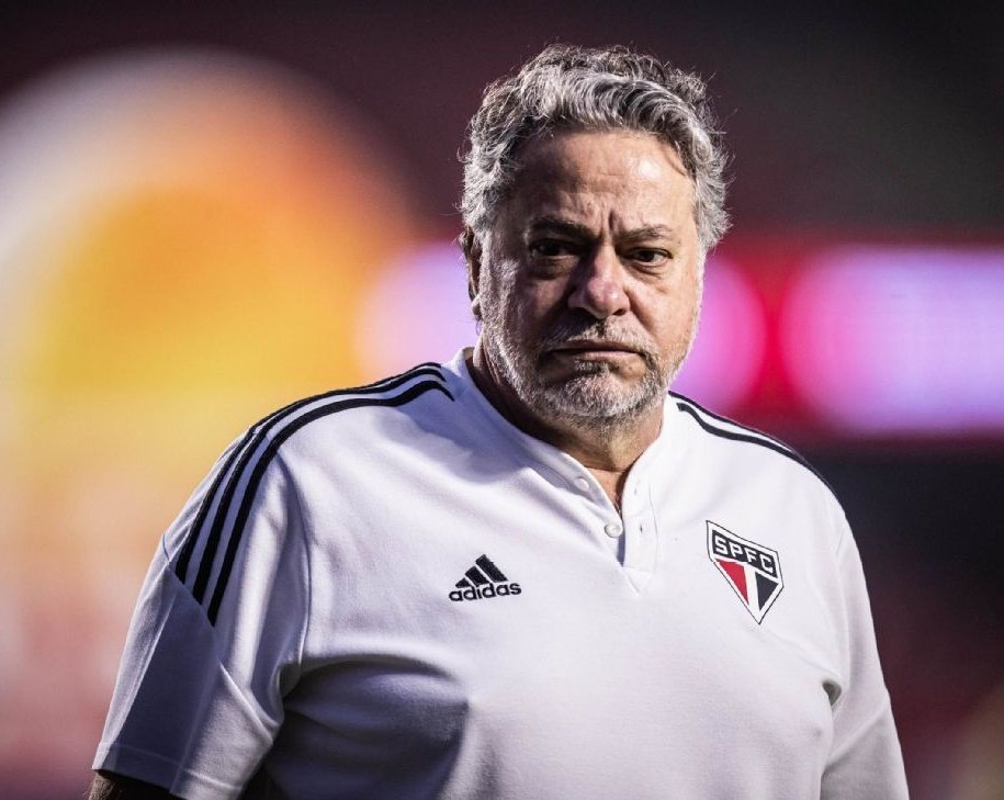 somosaopaulinos's tweet image. Segundo o colunista PVC há suspeitas de que Julio Casares possa desidratar o futebol para apresentar a SAF como uma alternativa para o São Paulo no ano seguinte:

"Tem um conflito aberto entre presidência e departamento de futebol [do São Paulo]. O que há gente suspeitando? Que o