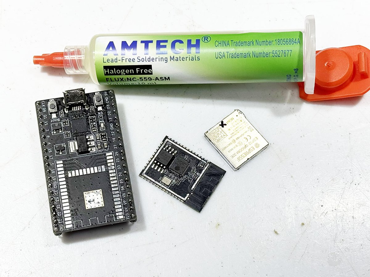 kashima8086's tweet photo. 大陸産 AMTECHフラックスを使ってみた。サンハヤトの刷毛付きの希釈フラックスを常用してるけど、ペーストタイプだとやっぱり濃すぎて基板がベトベトに。充分な洗浄が必要。ほいでもって油を加熱して煙モクモクの焼肉屋状態になるので使い続けると作業部屋の壁が油とヤニだらけになってしまいそう。 https://t.co/EXaTYx7CI7