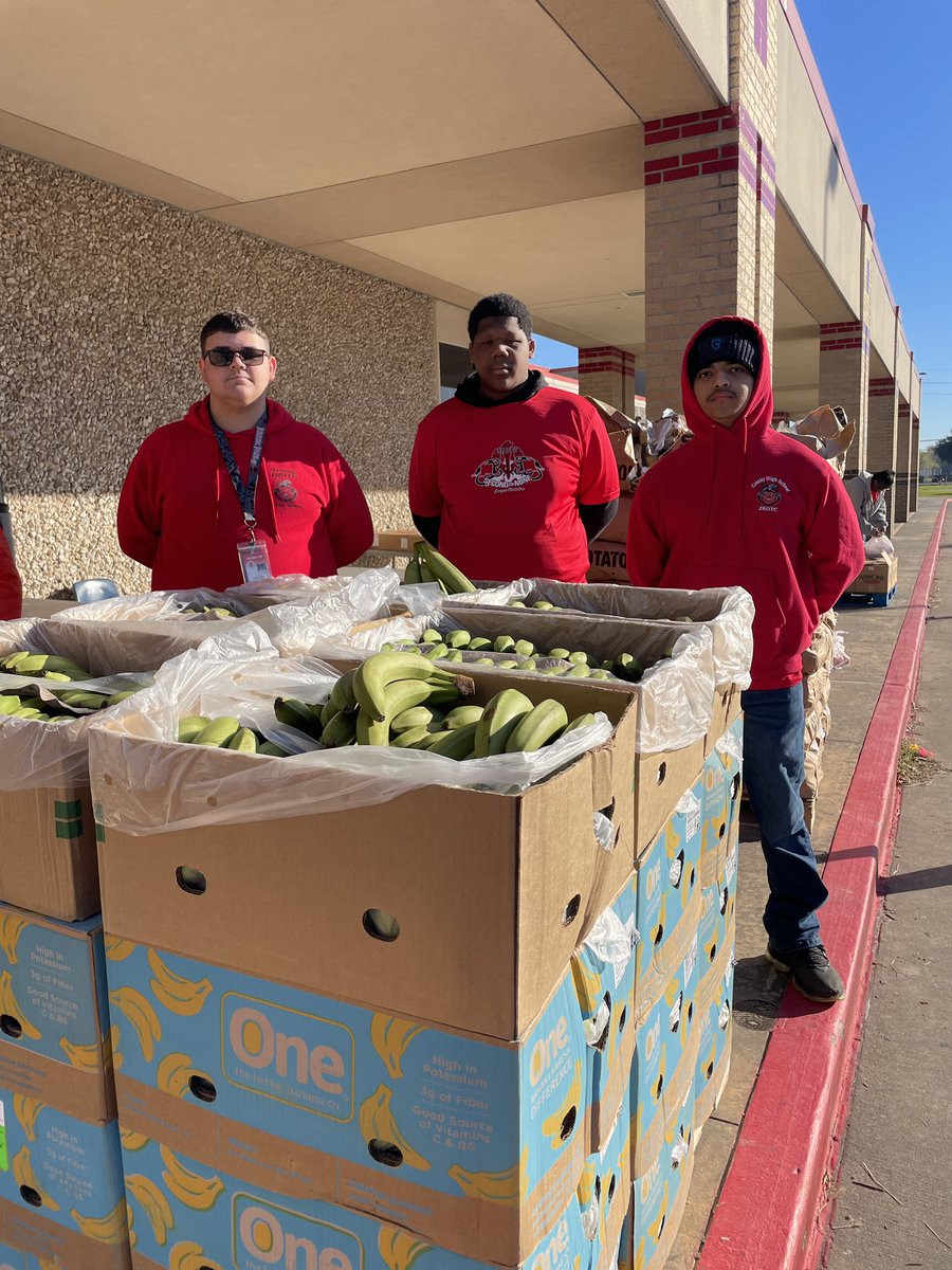 lrich_99's tweet photo. We are #ServiceMinded in @CrosbyISD ❤️
Our @CrosbyHigh @CrosbyMSCougars JROTC students and Commander are fantastic and make our job so easy!
Thank you all for serving our community! https://t.co/INTJ9HcRxe