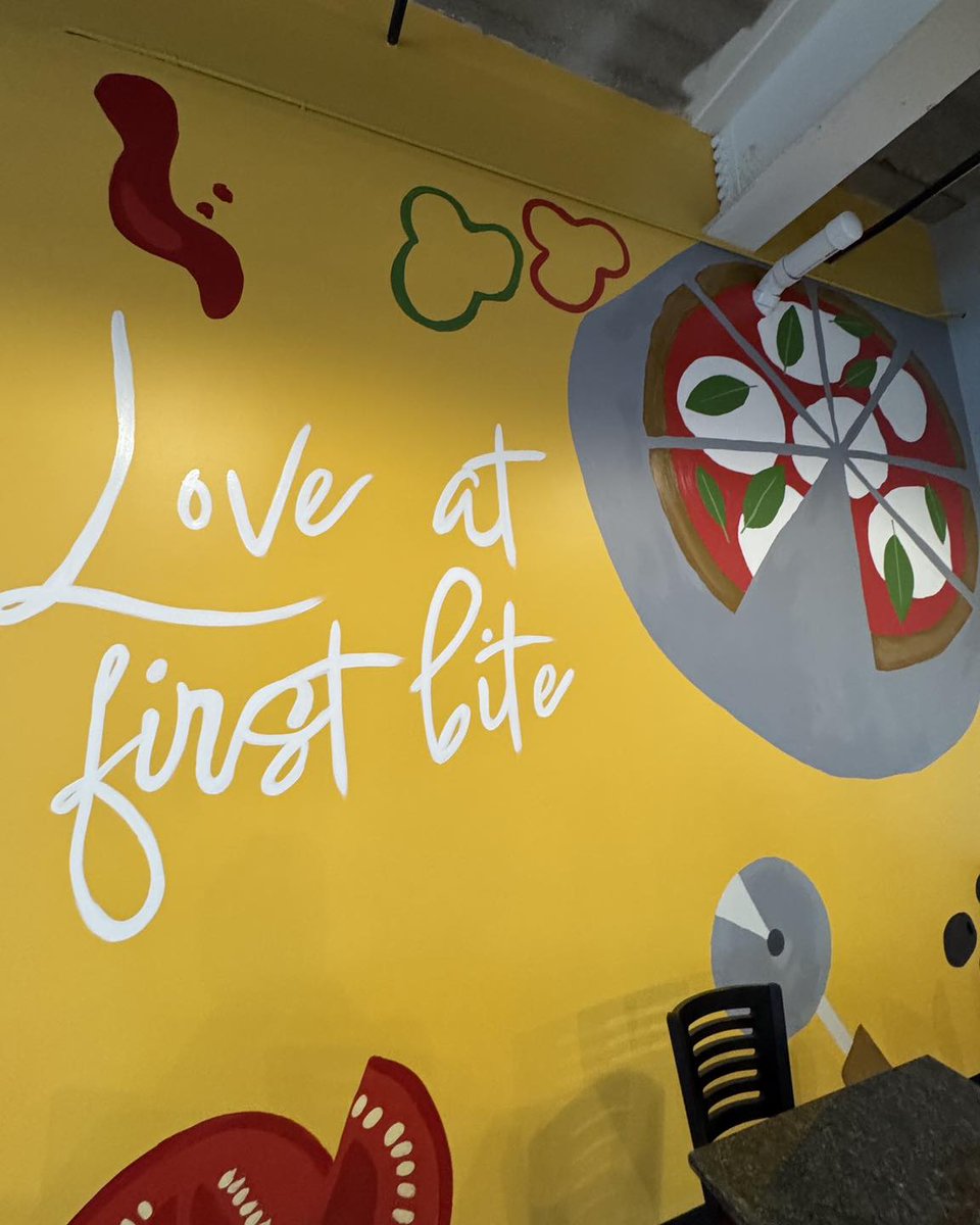 Attention Pizza Lovers 🍕 Aroma Artisan Pizza at Kingston Yard is officially open! After several successful years at the Market, owner Carol Elliot has opened a second location right here in Cedar Rapids. The new spot features both New York-style and wood-fired Neapolitan pizzas.