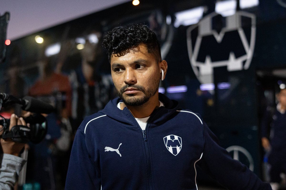 Rayados's tweet photo. La Pandilla llegó al 🏟️ Cuauhtémoc.👊🏼🔥

¡Y DALE, MONTERREY!🗣️💙🤍 @MBenzBusesMx https://t.co/dREAPNn98i