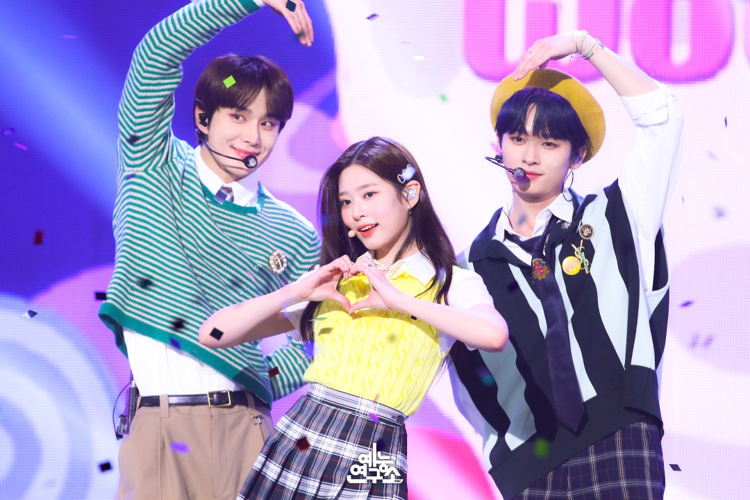 MBC_entertain's tweet photo. 전설의 레전드 우주호 - 풍선🎈
#정우 #리노 #민주 #우주호

굿바이 네이버포스트👋
음중엄마 현장포토📷 다시보기 (4/8) https://t.co/GijDTidqfz