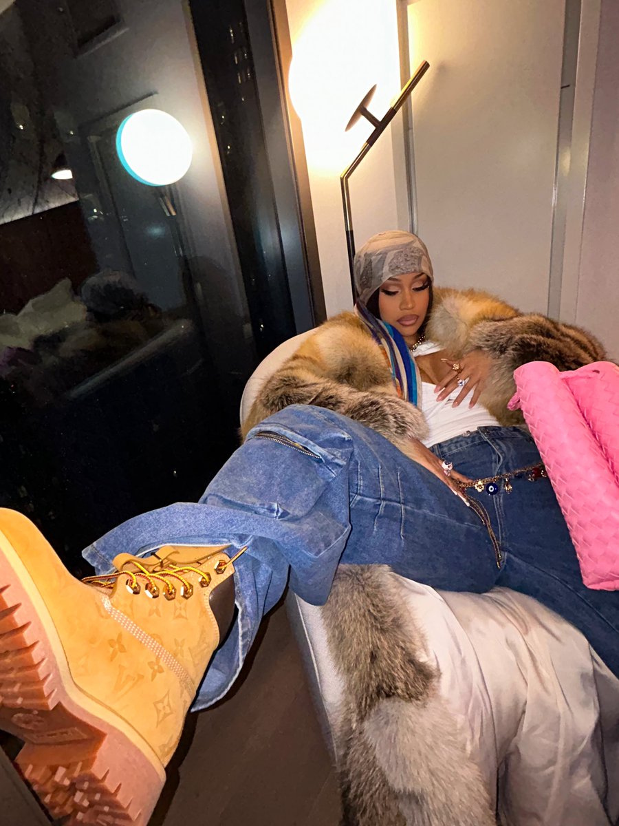 iamcardib's tweet image. Dykey B