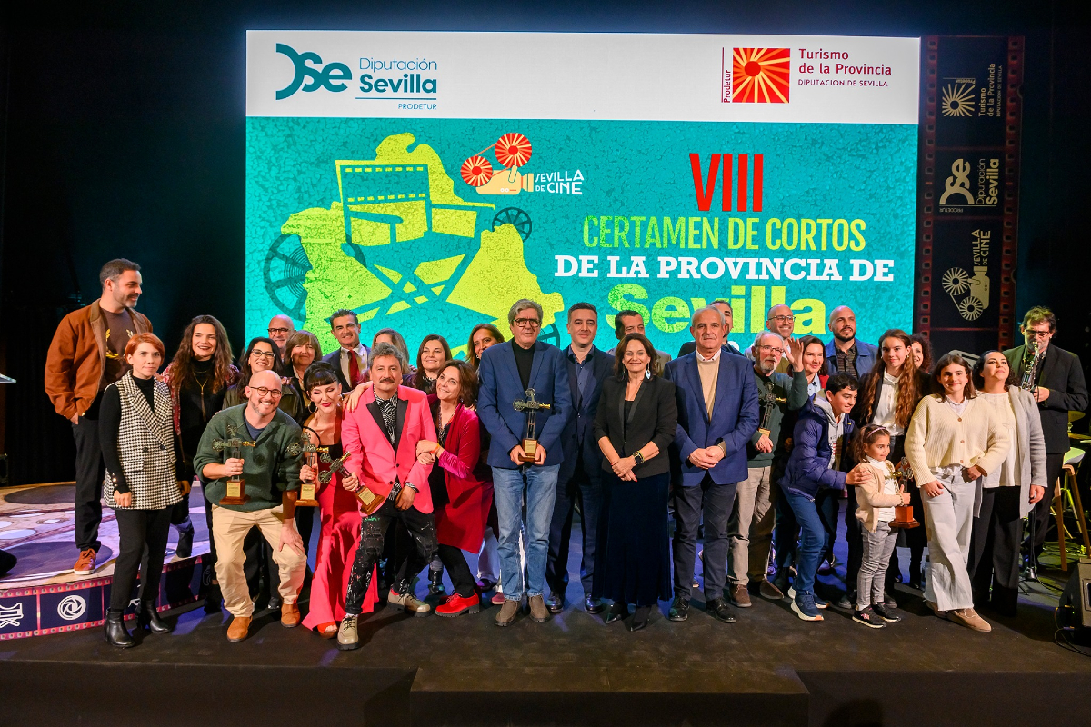 espartinas's tweet photo. 🎬 Anoche se celebró el "VIII Certamen de Cortos" organizado por @DIPUSEVI en el que "Grietas", una producción de vecin@s de Espartinas se alzó con el tercer premio.

🏅 @crislosarcos fue la encargada de hacer entrega de este galardón a los autores espartineros.

🤗 ¡Enhorabuena! https://t.co/95d23JYIaW