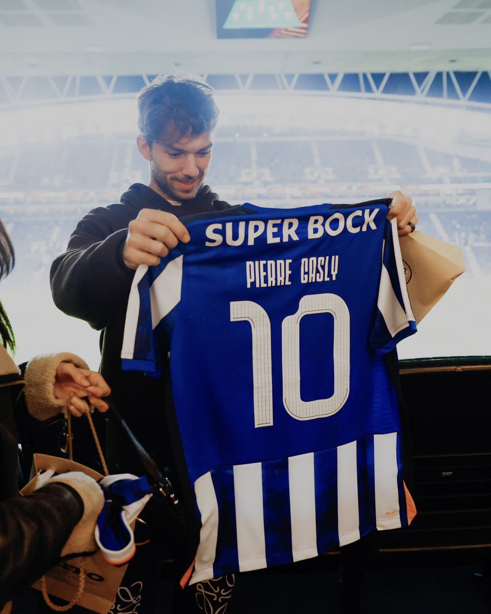 B24PT's tweet photo. Pierre Gasly foi recebido no Estádio do Dragão. https://t.co/kJndLnJsZn