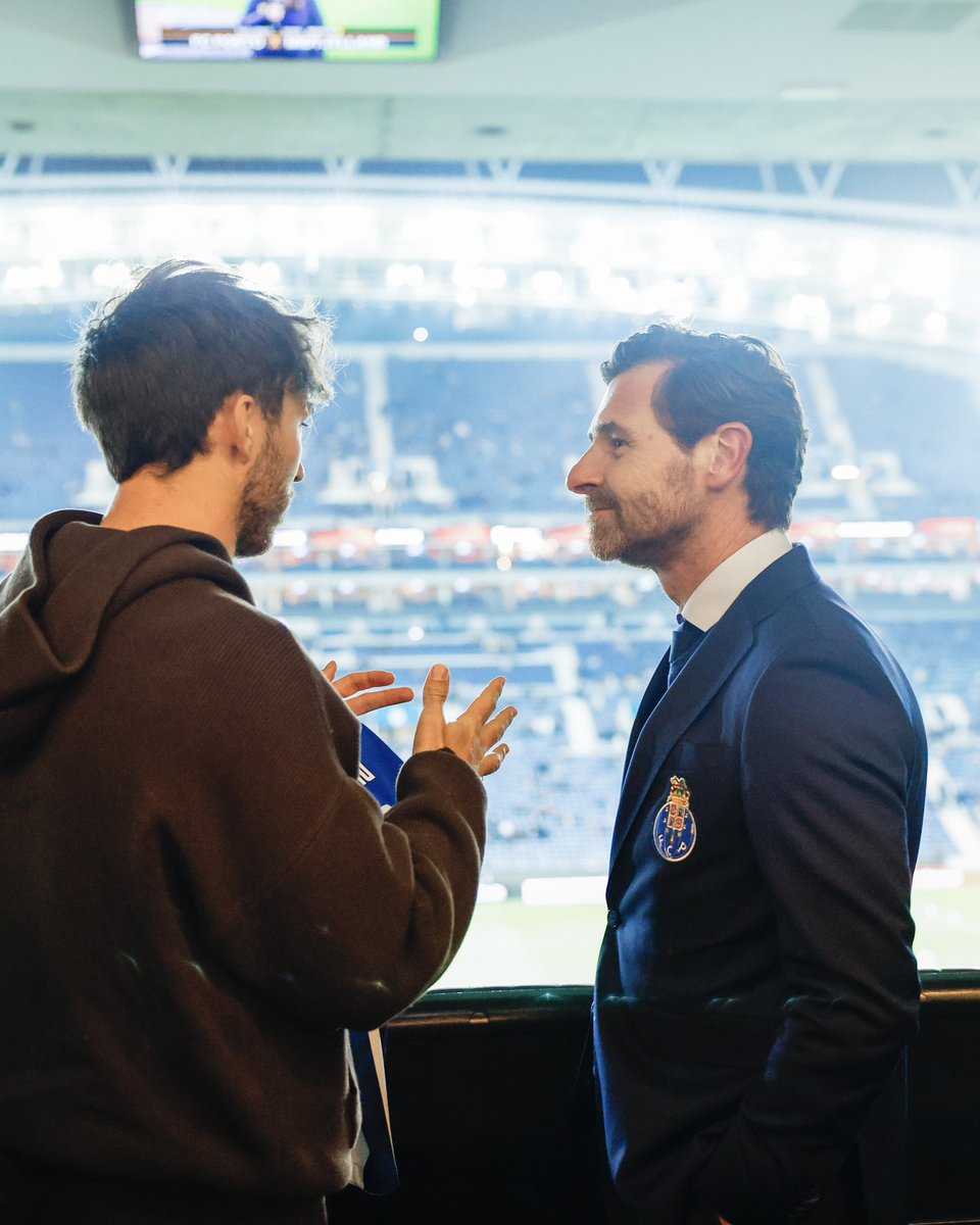 B24PT's tweet photo. Pierre Gasly foi recebido no Estádio do Dragão. https://t.co/kJndLnJsZn