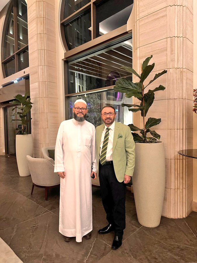 Hashem9Abdullah's tweet photo. ماهو الرابط بين الشخصيتين ؟
هل تشابه عمل ام تشابه الاسياد!! 
وهل دورهما لا زال جاري المفعول؟🤔

"المتحور الجديد"السيناريو المصري"العشاء الاخير"كوريا الشماليه"مصطفي شوبير"ابو الفتوح"#قبر_حافظ_الاسد"ابل باي"جوزيه جوميز"تحليل الاداء التحكيمي"الفنان الكبير"صن داونز"مريم"نبيل الحلفاوي https://t.co/QJp1uaI7BK