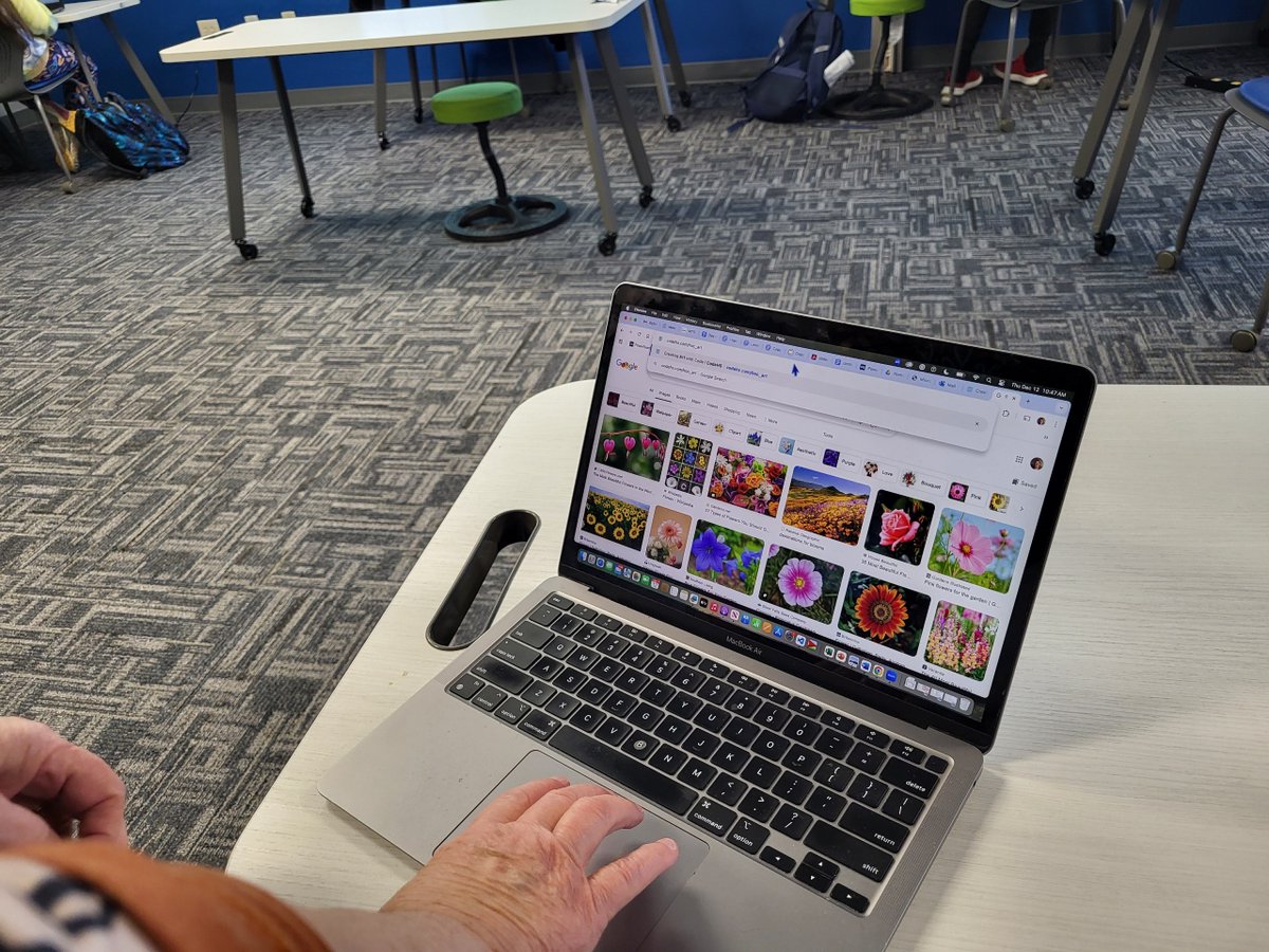 optionsined's tweet image. In recognition of Computer Science Education Week, @CodeHS visited Options Noblesville today to inform students about the computer science field &amp; also teach some coding classes! 🧑💻💻🖥️
#ExploreOptions #BelongBelieveAchieve #CodeHS #Coding #EdTech